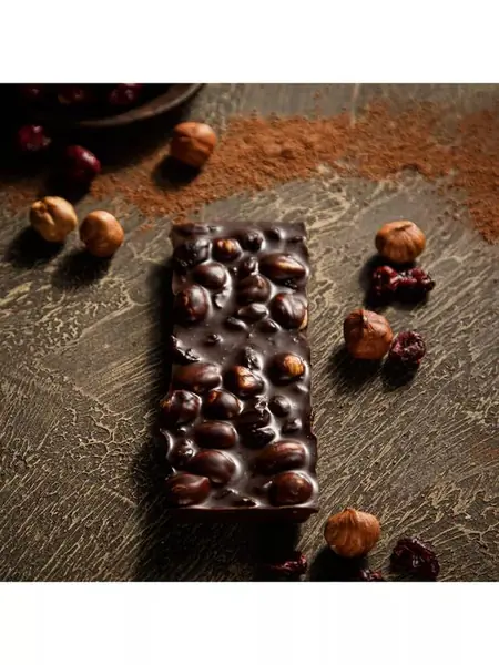 Шоколад ручной работы с фундуком и клюквой