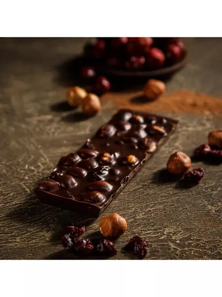 Шоколад ручной работы с фундуком и клюквой