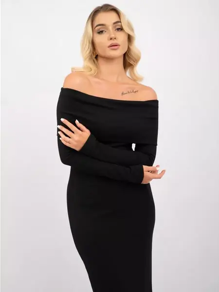 Платье с открытыми плечами