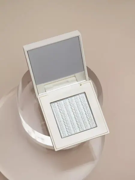 Блестящие тени для век