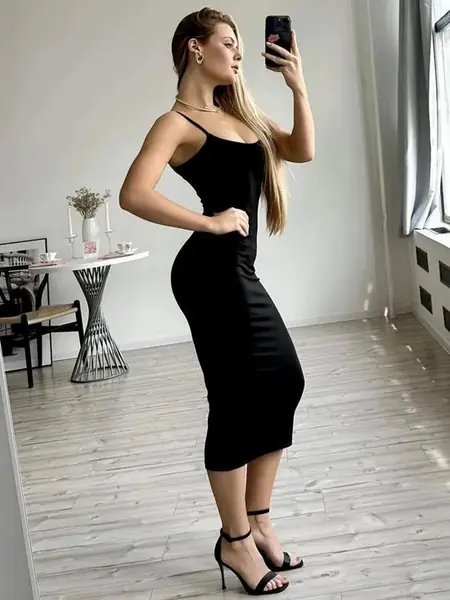 Вечернее облегающее платье на бретелях.