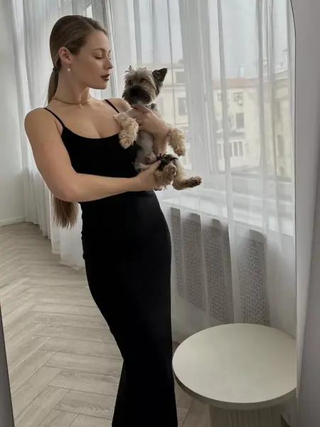 Вечернее облегающее платье на бретелях.