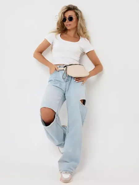 Базовый кроп-топ с коротким рукавом.