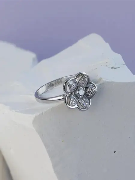 Изящное серебряное кольцо