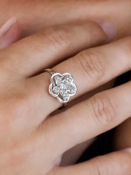 Изящное серебряное кольцо