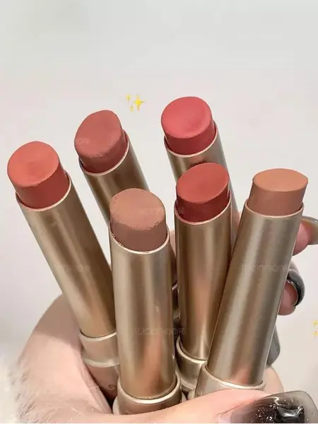 Помада-нюд для губ.