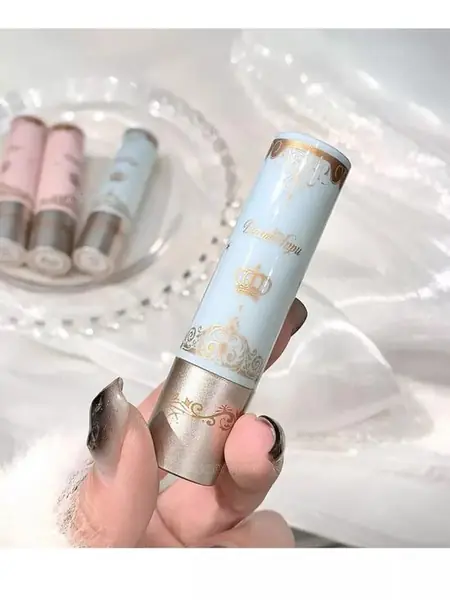 Помада-нюд для губ.