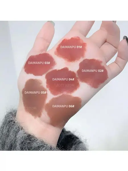 Помада-нюд для губ.