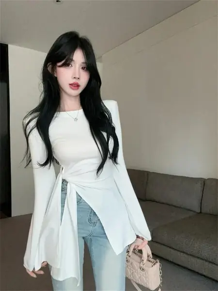 Лонгслив с асимметричным разрезом