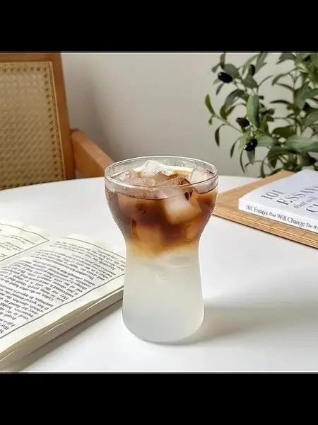 Стеклянный стакан для коктейлей.