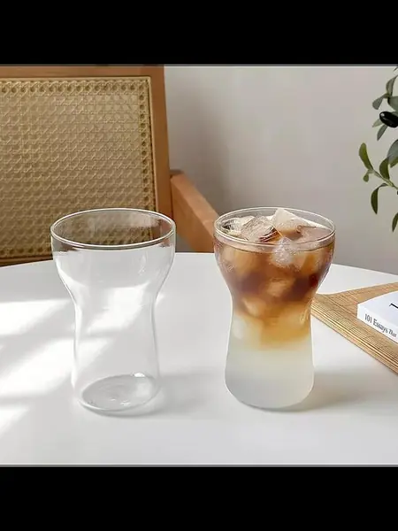 Стеклянный стакан для коктейлей.