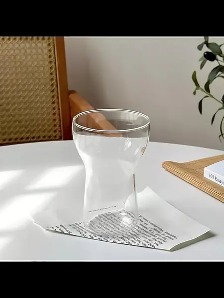 Стеклянный стакан для коктейлей.