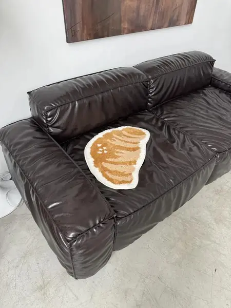 Коврик-круассан для комнаты.