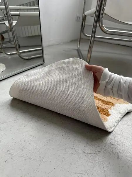 Коврик-круассан для комнаты.