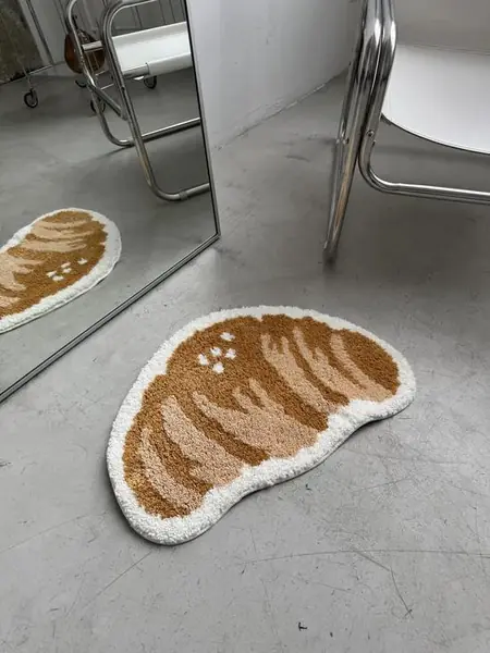 Коврик-круассан для комнаты.