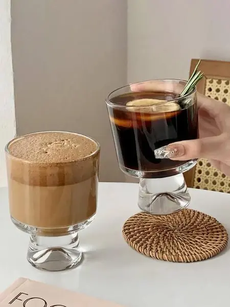 Изящный стеклянный бокал