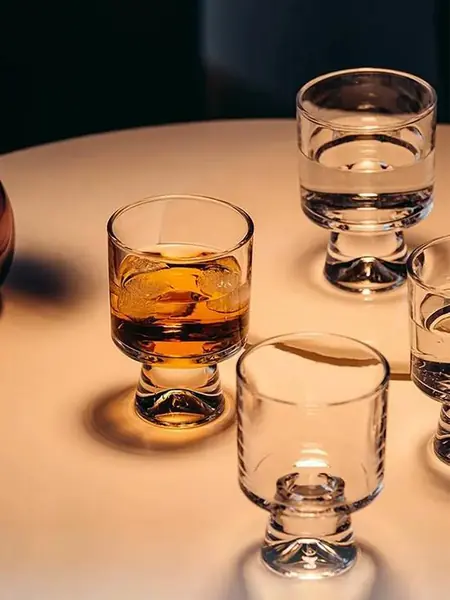 Изящный стеклянный бокал