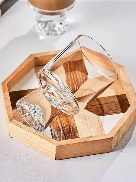 Изящный стеклянный бокал