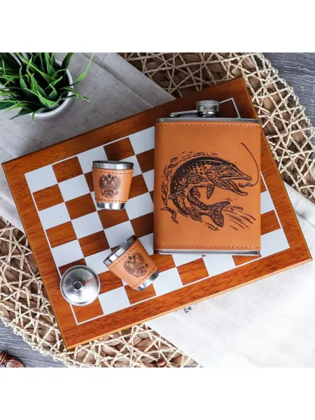 Шахматы и фляжка