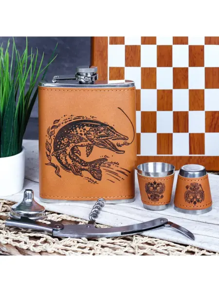 Шахматы и фляжка