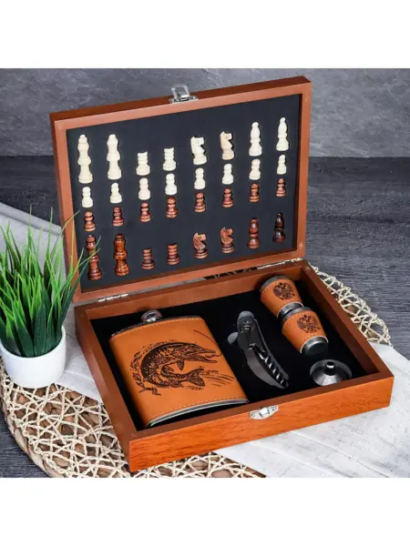 Шахматы и фляжка