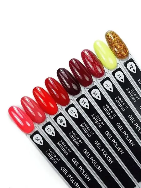 Красный гель-лак для ногтей.