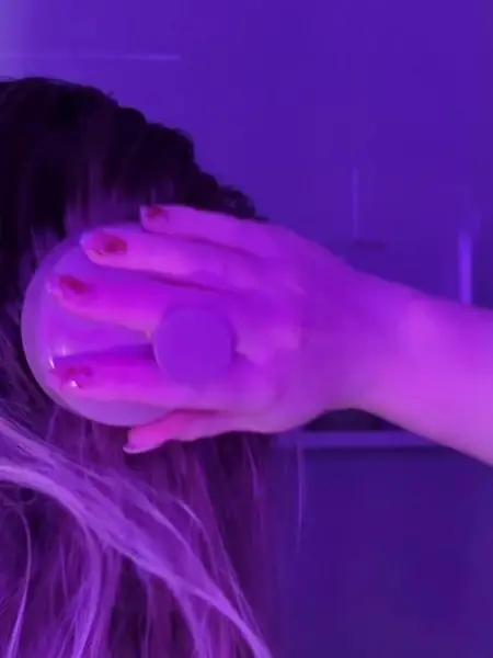 Розовая щётка для мытья головы и массажа кожи.