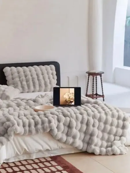 Покрывало на кровать, искусственный мех.