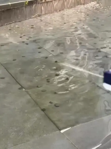 Электрический водный пистолет