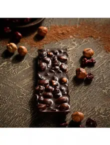 Шоколад ручной работы с фундуком и клюквой