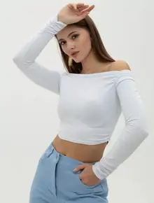 Укороченный лонгслив с открытыми плечами