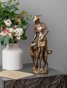 Декоративная статуэтка Девушка с собакой